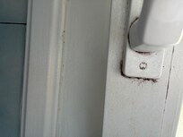 verschimmelter Fenstergriff im Badezimmer, hier bei unserer Ankunft