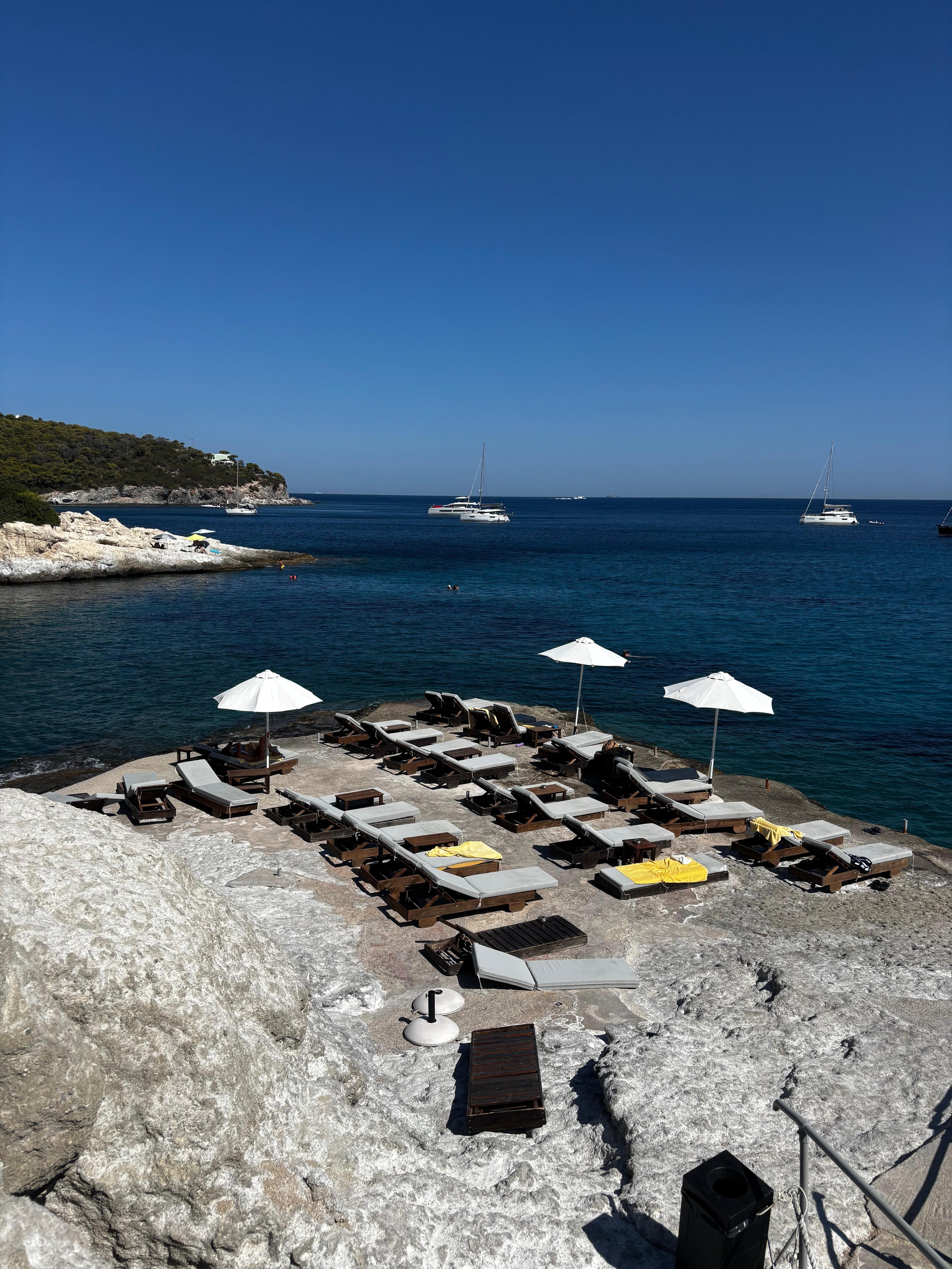 Hotellets solsängar vid havet