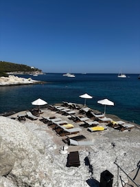 Hotellets solsängar vid havet