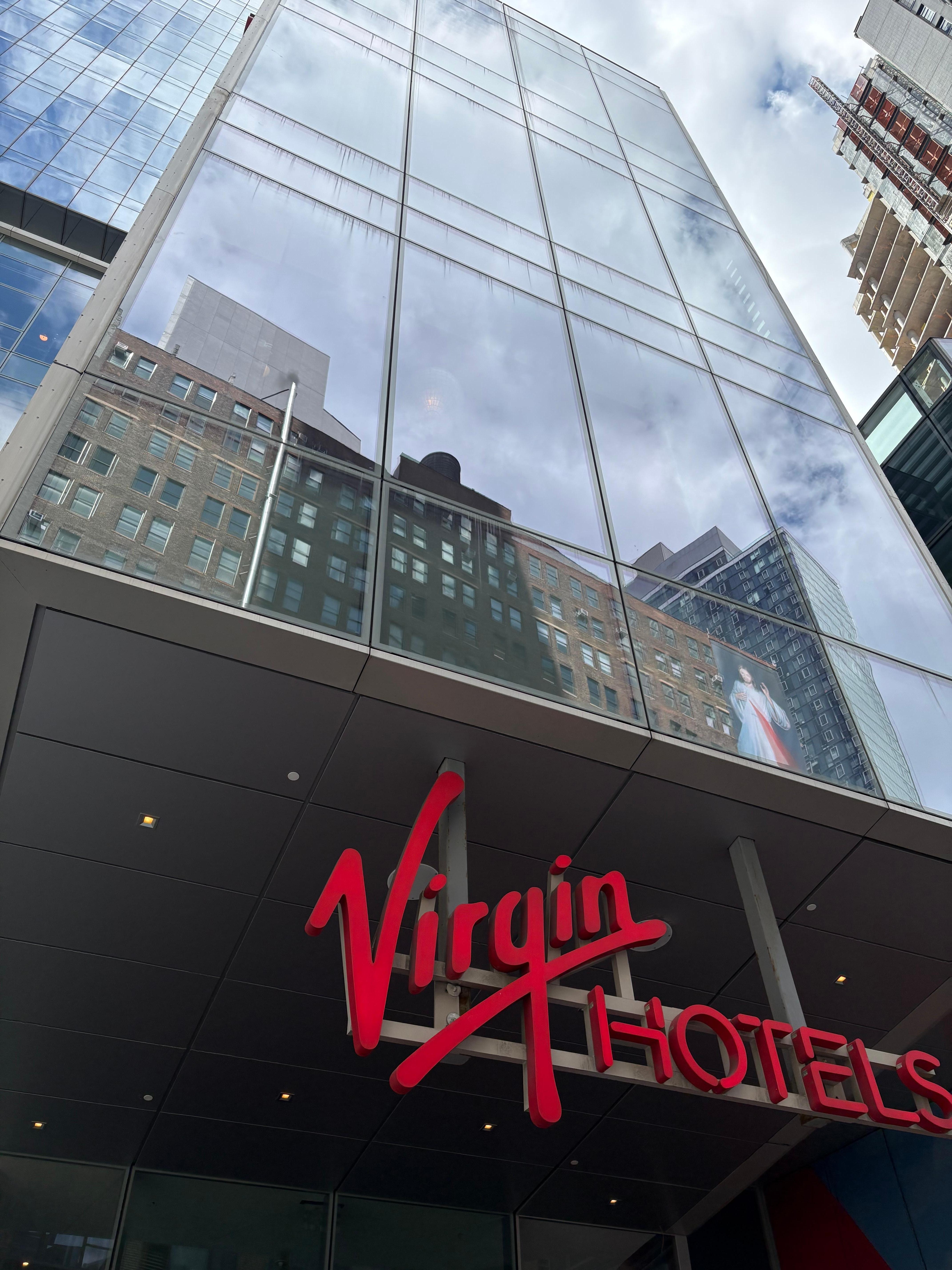 Very nice entranceway very clean looking.