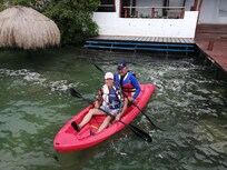 El muelle está para estar relajándose y se puede hacer uso del Kayak sin costo. Hay 4 terrazas con vista a la laguna. Románticas de noche.