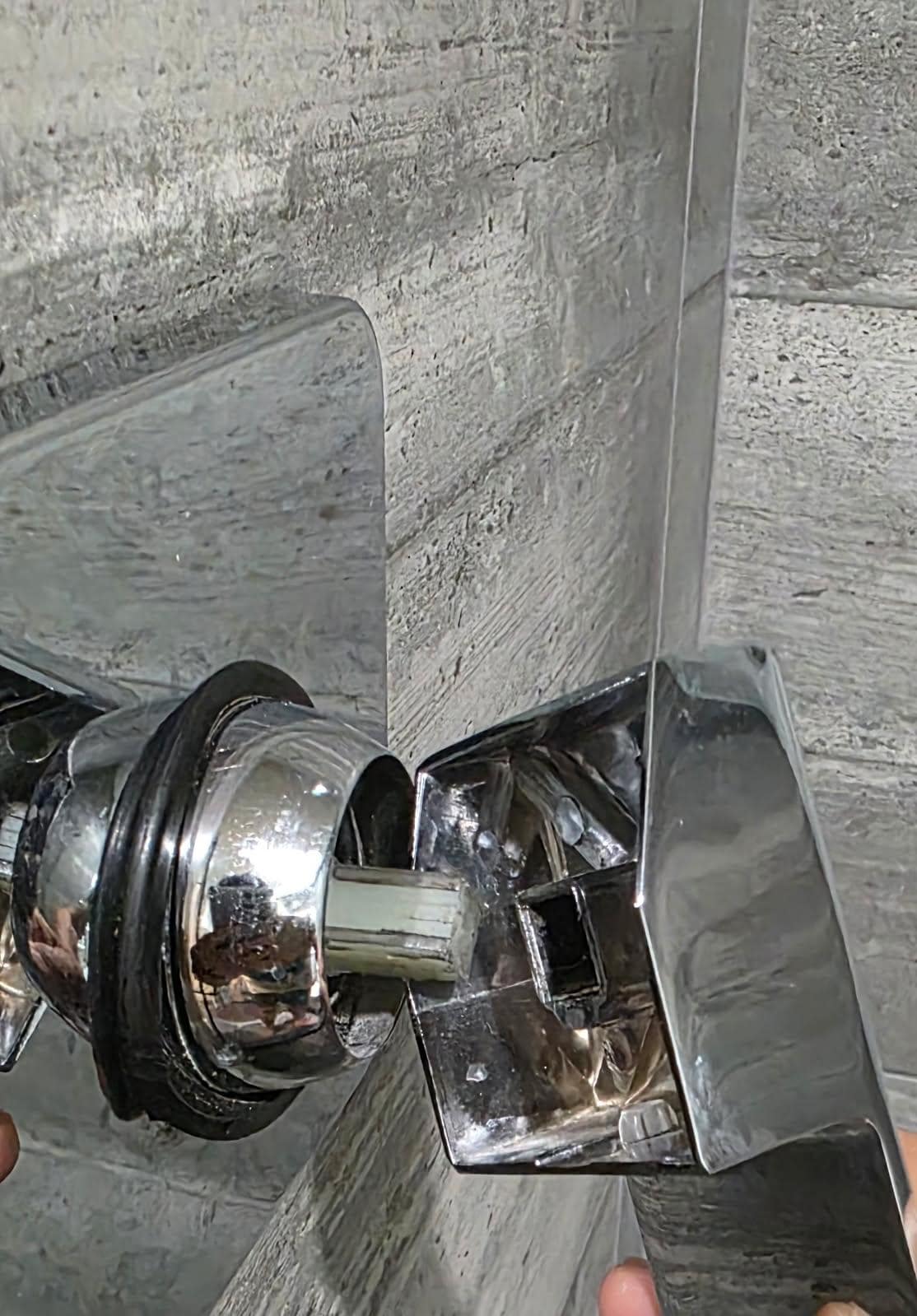 shower handle with no screw. handle comes off when pulled