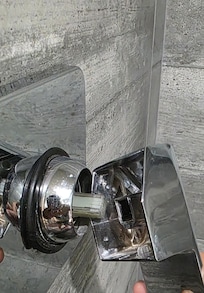 shower handle with no screw. handle comes off when pulled