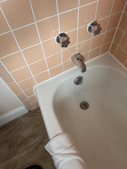 Water stains in tub but otherwise fine