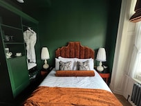 Værelset og dertil var der seperat bad og toilet