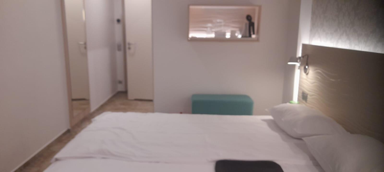 Quarto com fervedor de água e jarra de vidro
