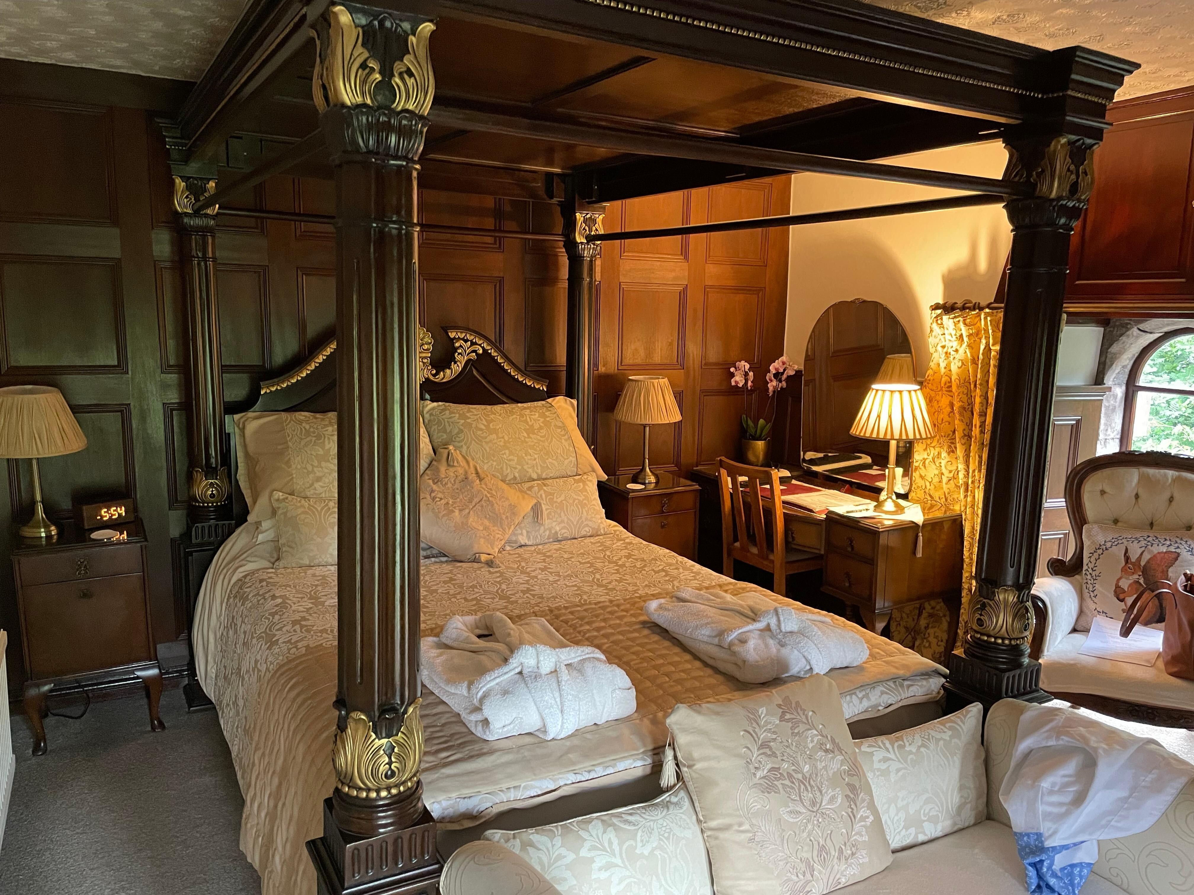 Four poster bedroom