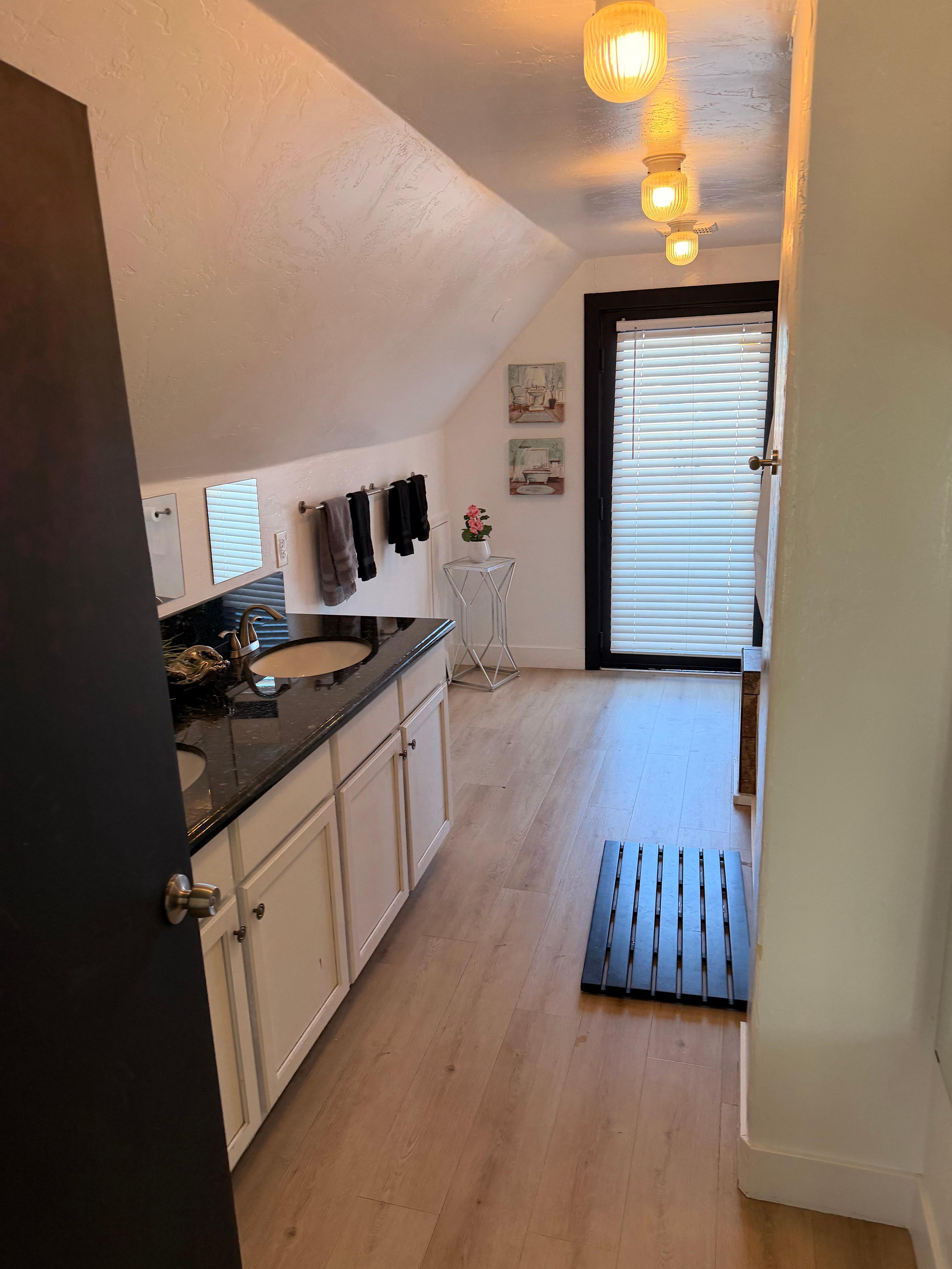Nice big master bath w/ walk in closet