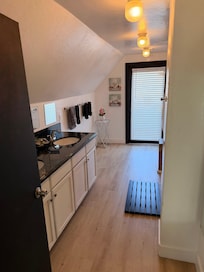 Nice big master bath w/ walk in closet