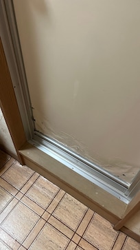 客室内の浴室ドア。これ見て気分上がる客がいると思っているのだろうか…