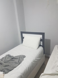 Pencere veya balkon yok, bodtumda havasız ve rutubetli bir yer (oda demeye dilim varmıyor)