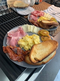 Hosts breakfast