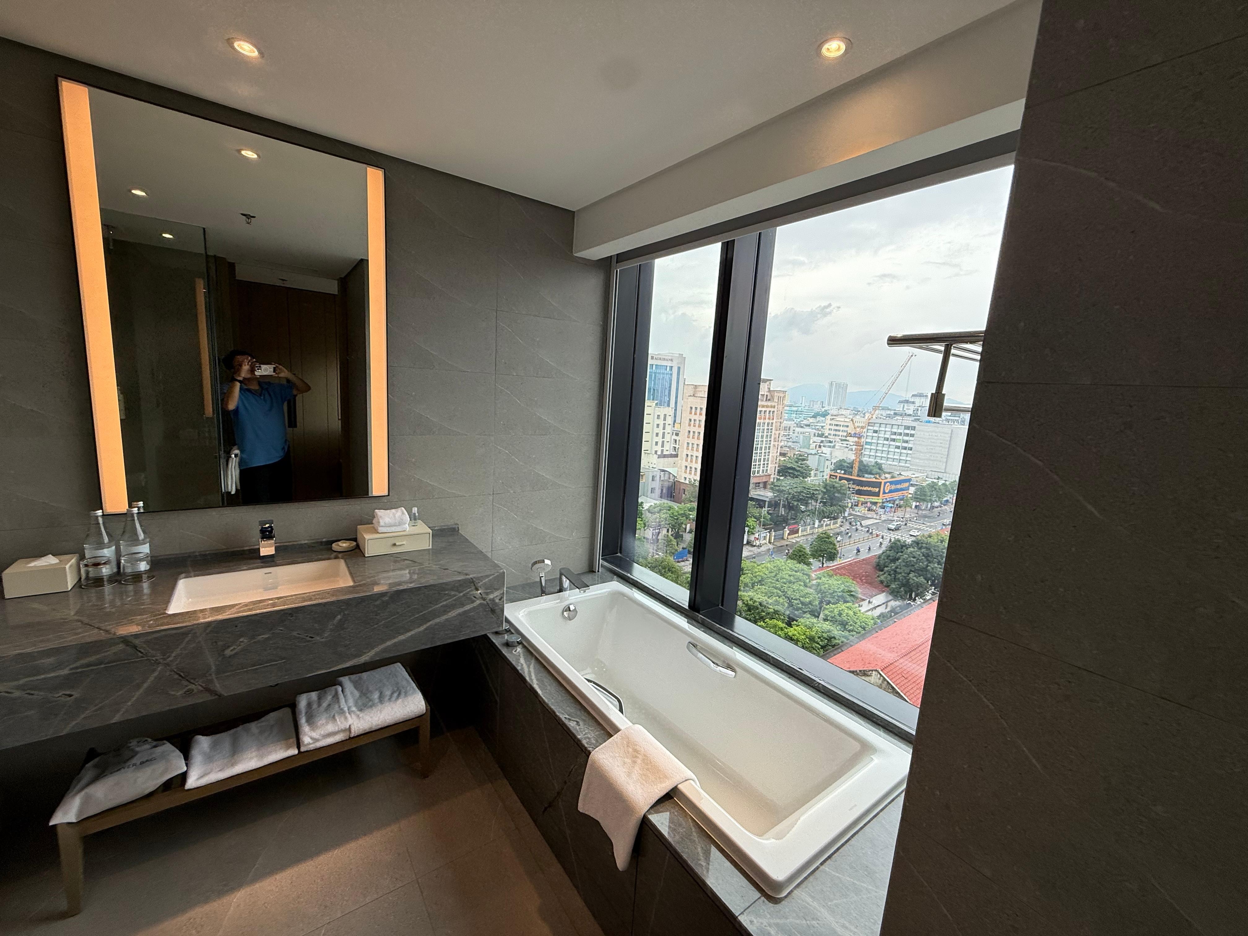 窓のあるバスタブ