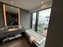 窓のあるバスタブ