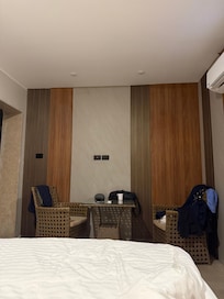 - no windows and no tv. No bedsidelamps. We payed for “panorama room” (even from the bed) to the Pyramids with balcony