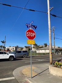 Street sign turn right at this intersection to head to Pismo Pier