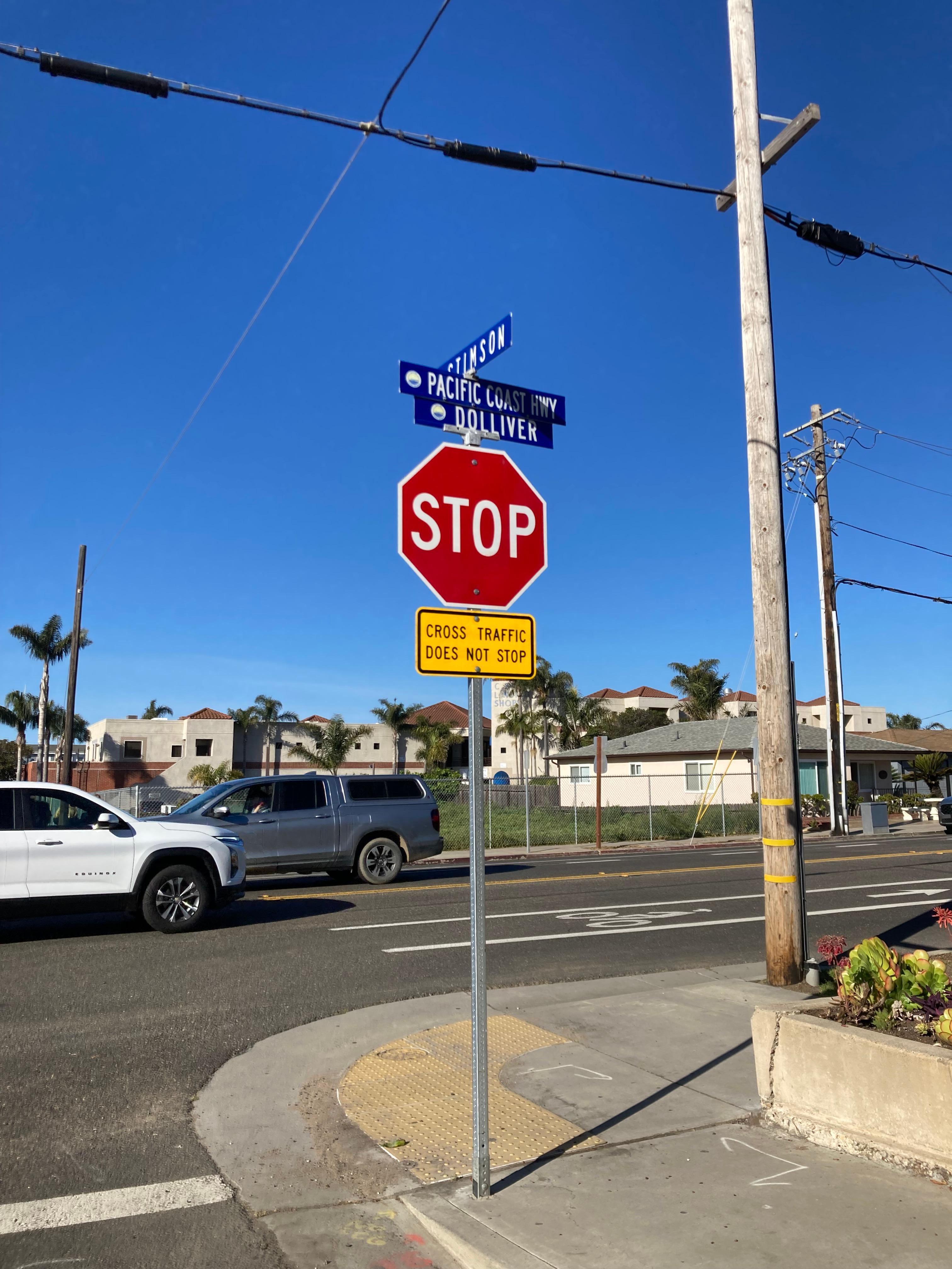 Street sign turn right at this intersection to head to Pismo Pier