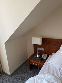 Plafond bas prĂšs du lit ⊠vraiment dangereux â ïž