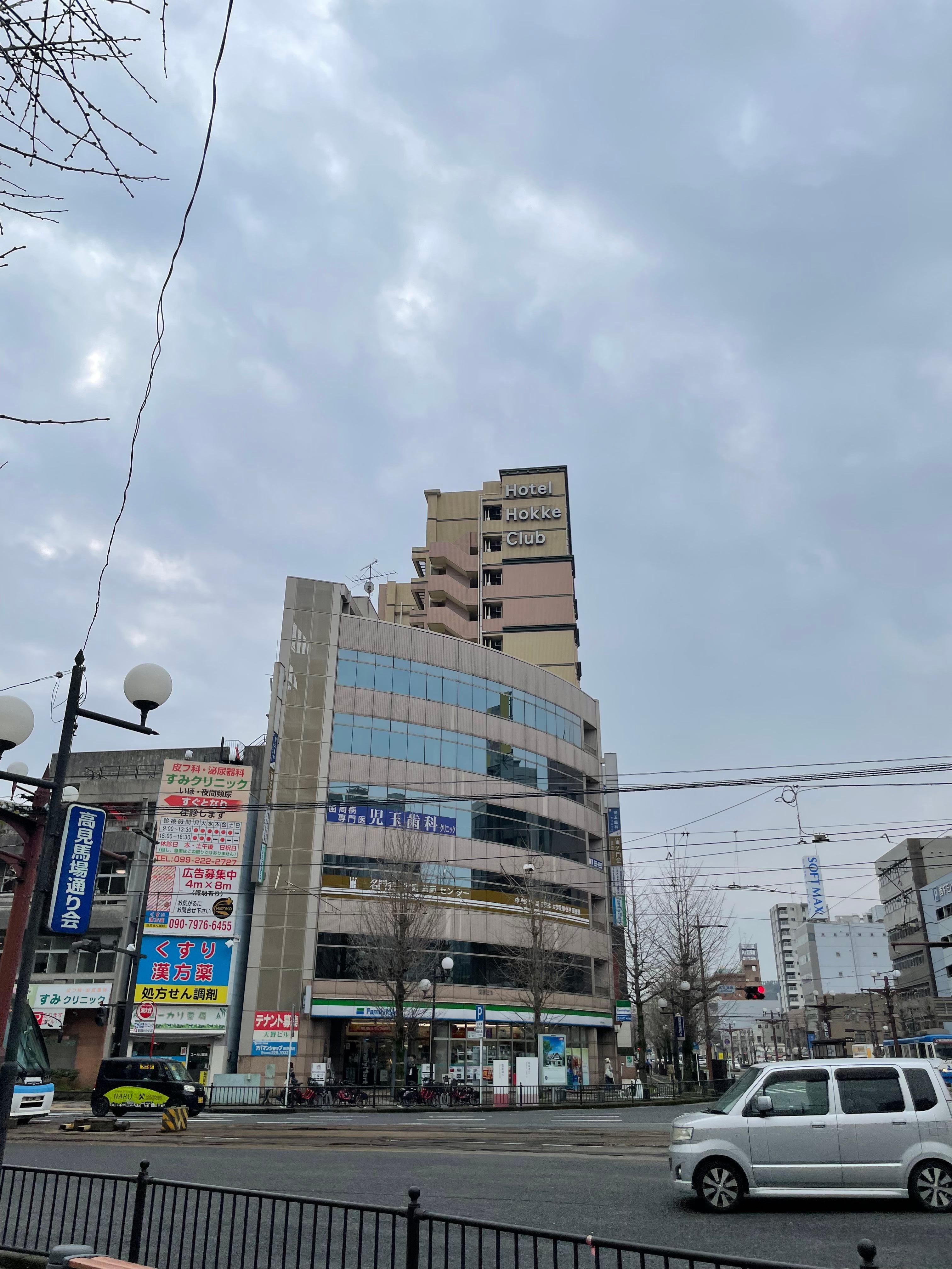 遠遠都可以見到酒店，唔難搵