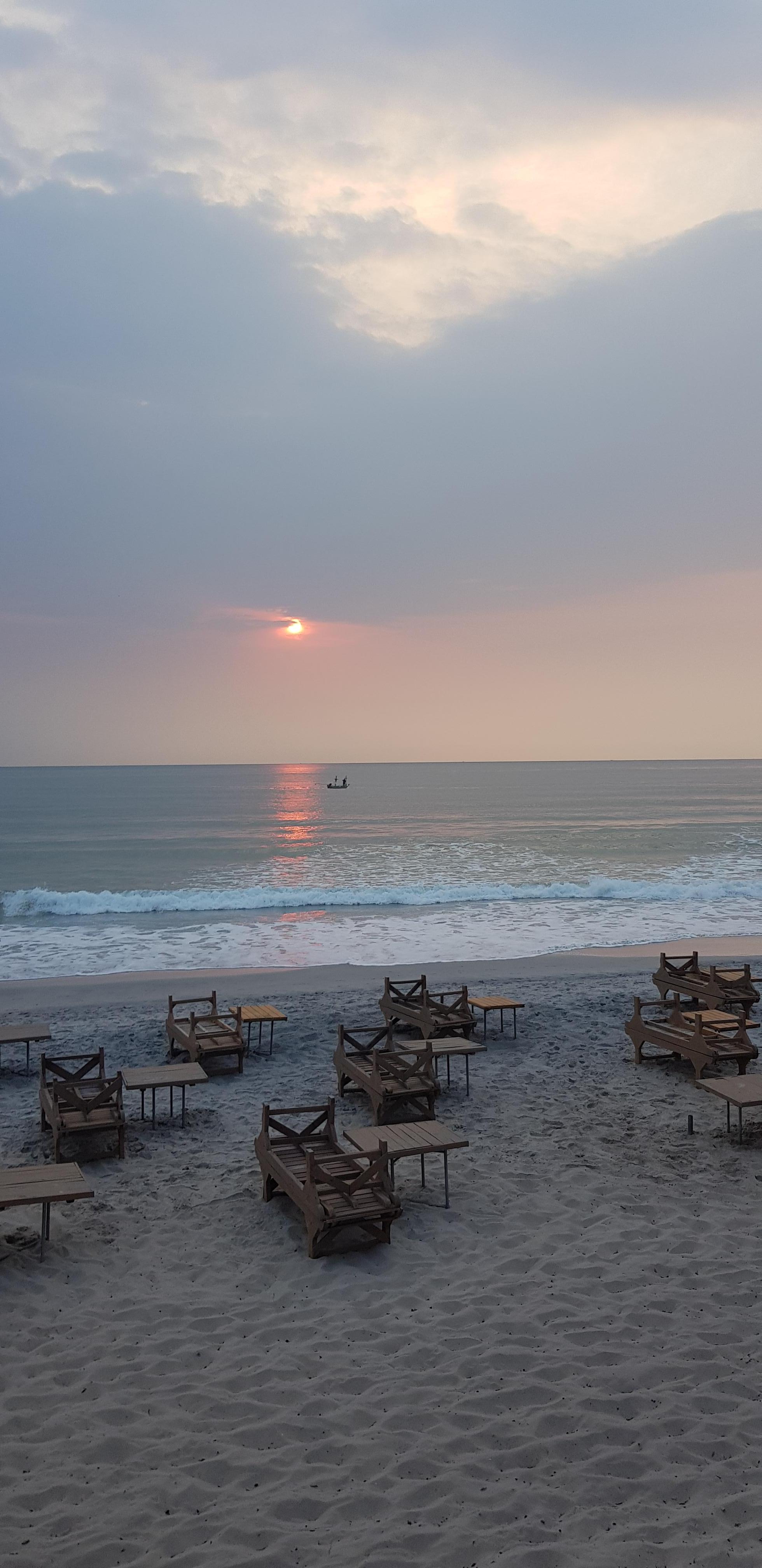 la plage et les transats grande et juste devant