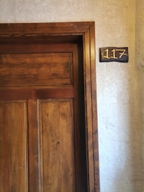 KaldıÄımız odada 1 tane bĂŒyĂŒk çift kiĆilik yatak ve 1 tane çocuk yataÄı vardı. Mini buzdolabı ( 2 Ćise su, poĆet çaylar ve kahveler)
Banyosu geniĆ ve ferah olmakla birlikte her gĂŒn oda temizliÄi yapıldı ve banyo için gerekli her Ćey mevcuttu.