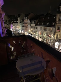 Petit balcon avec vue sur la ville