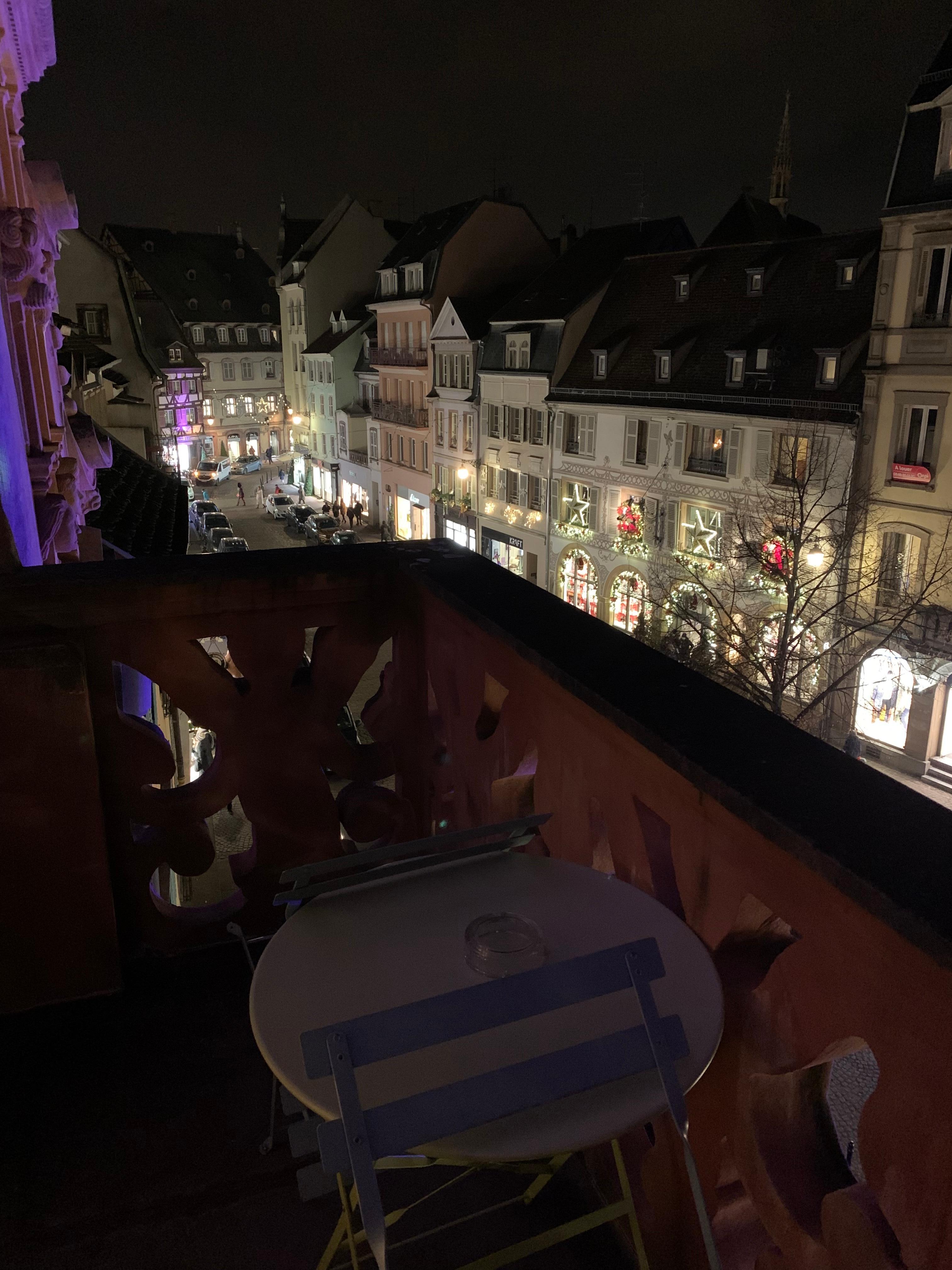 Petit balcon avec vue sur la ville