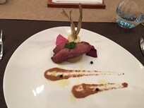 マグレカナールの黒胡椒風味 大根のキャラメリーゼと牛蒡の赤ワインソース