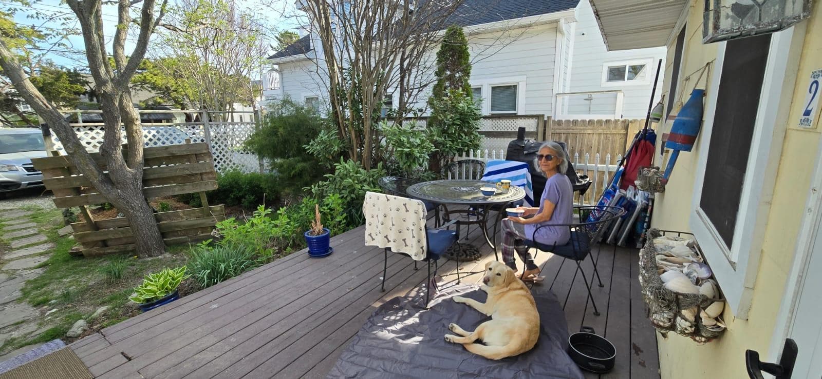 Cute little front yard where we enjoyed breakfast and coffee. 