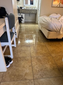 La humedad salía por el piso de la habitación y por el techo, las molduras del techo humedecidas y despegadas.