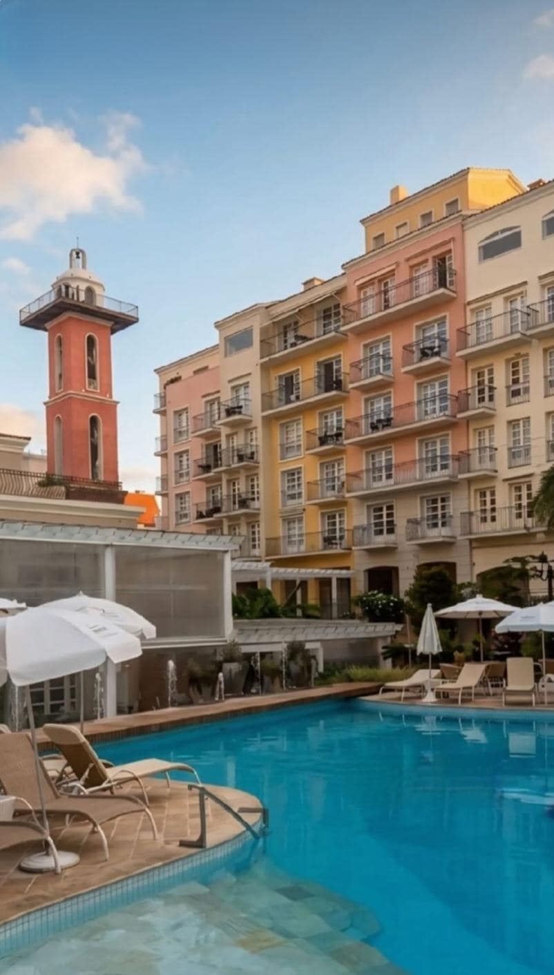 Ponto alto do hotel é a piscina. Uma linda paisagem. Vale a pena a experiência.