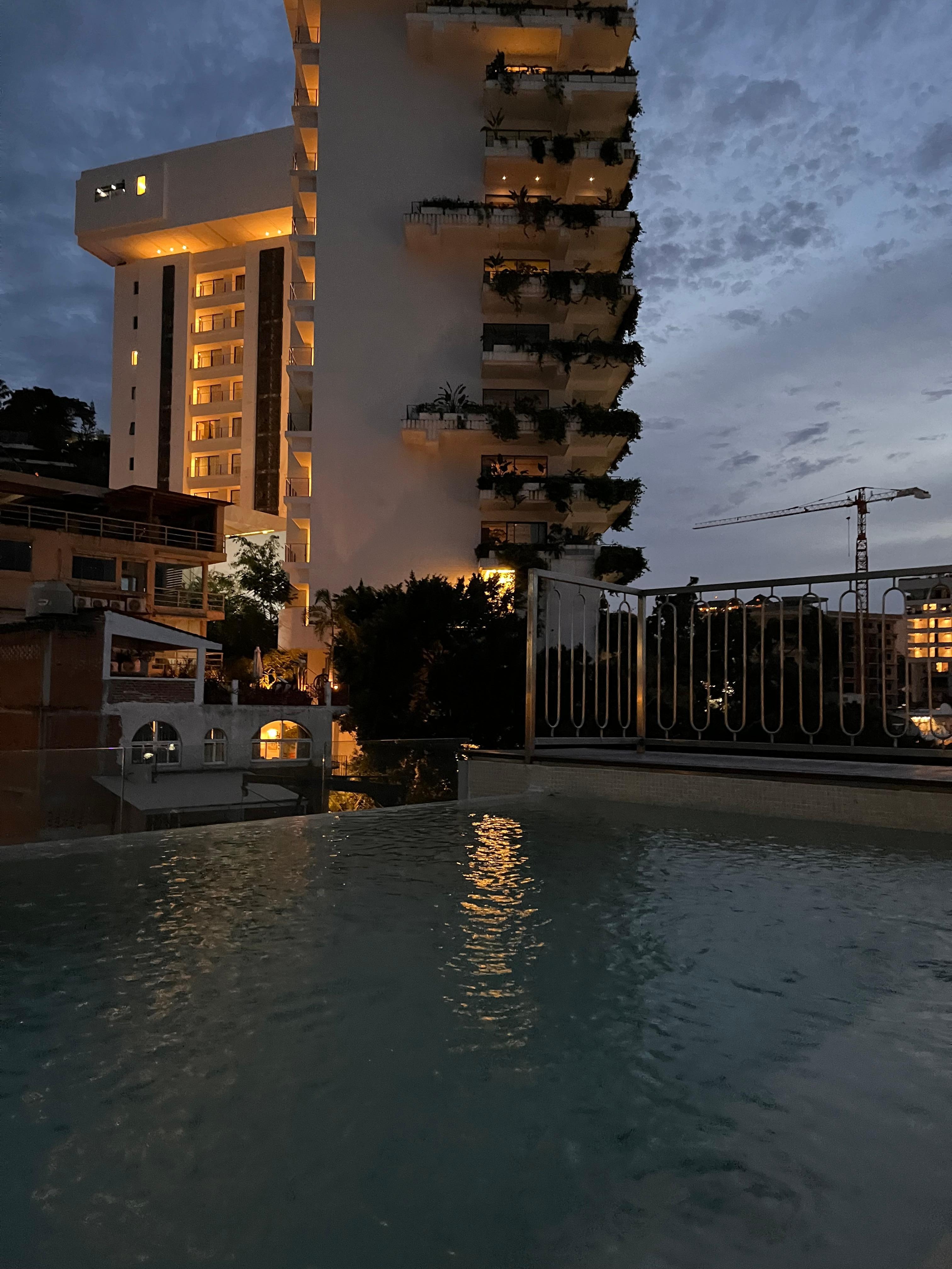 La piscina está increíble por la tarde aunque no es totalmente climatizada se disfruta 