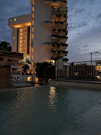 La piscina está increíble por la tarde aunque no es totalmente climatizada se disfruta
