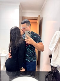 No banheiro do quarto.