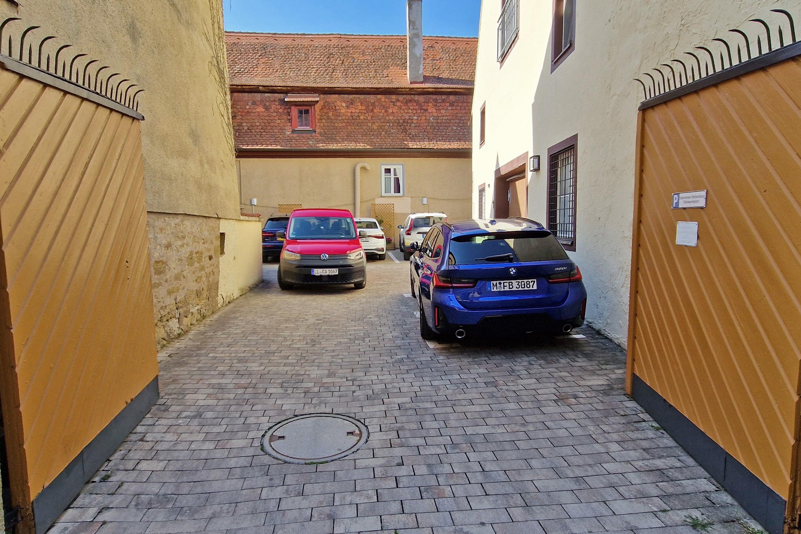 Hinterhof mit Parkplätzen