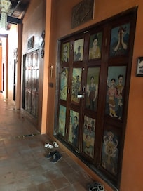 Das Haus war früher ein edles Wohnhaus. Wunderschön! Aber die Zimmer sind einfach nicht mehr als okay. Für eine Nacht gut genug.