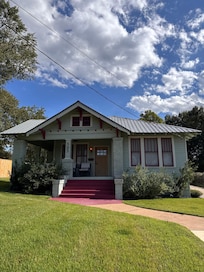 Cutest little house!