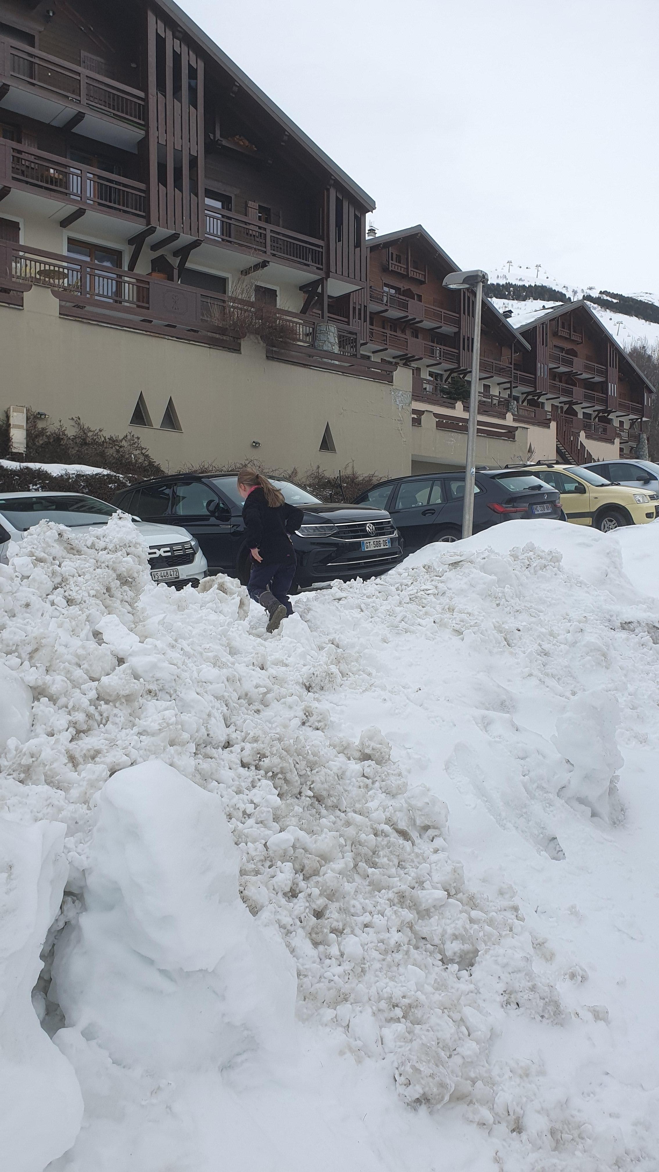 Außenansicht des Hauses von der Piste aus
