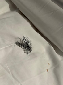 Cílios postiço nojento de algum hóspede anterior nos lençóis