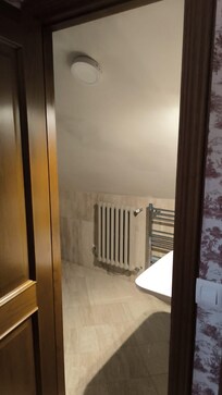 La entrada de mi habitación la cual pasaba por la ropa sucia del hotel