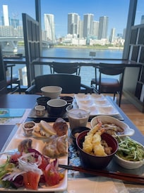 朝だけついてるプランで食べまくり。パンも海鮮も美味しかったけど二人なのに窓際には座れずでした。