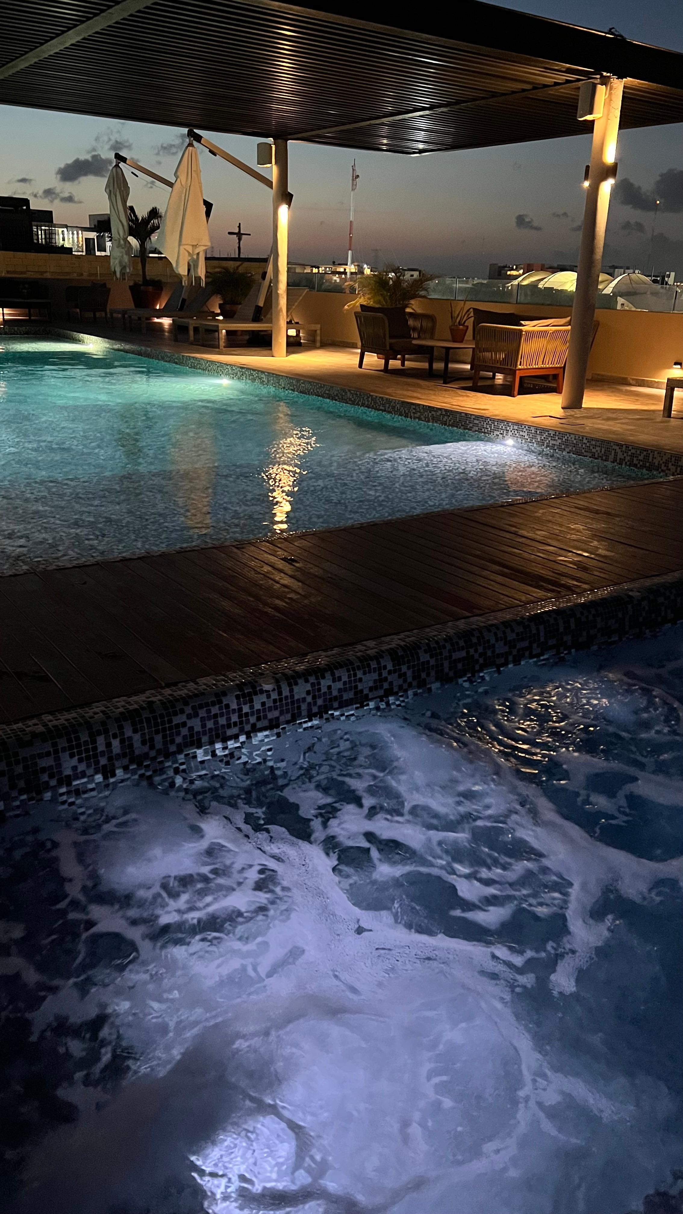 Piscina aquecida e piscina quente com hidromassagem