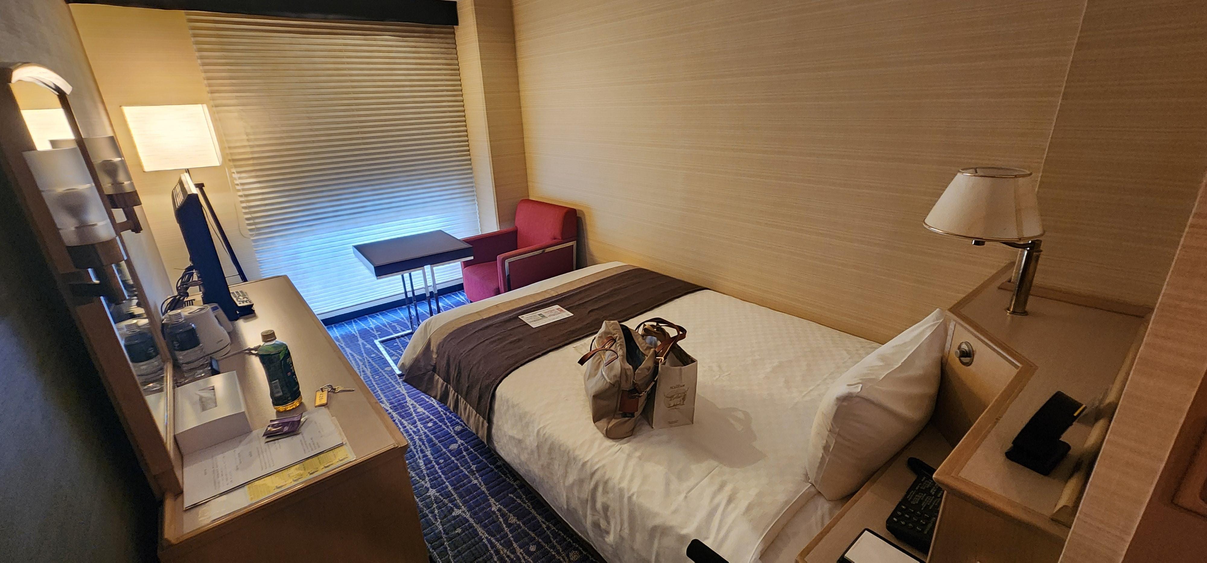 お部屋の様子です。奥のテーブルセットが使い勝手良かったです。