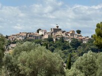 15min walk to Renoir museum with spectacular views up to the castle.