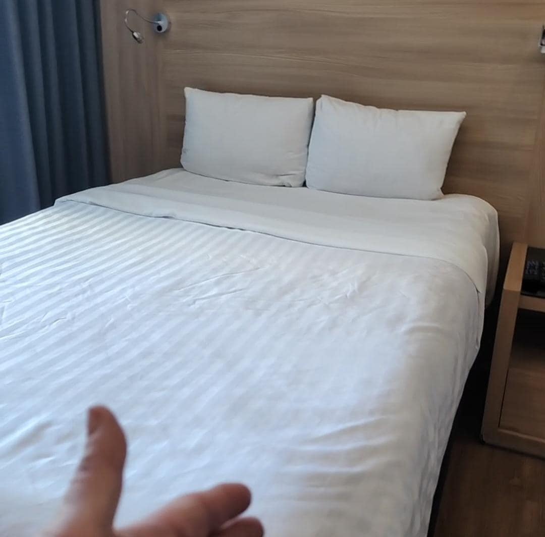 Cama suave, limpia y amplia.
Soft, clean, and spacious bed.