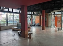 Hall d accueil qui a perdu de sa superbe.