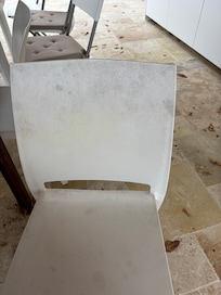 Chaises de jardin noir de crasse