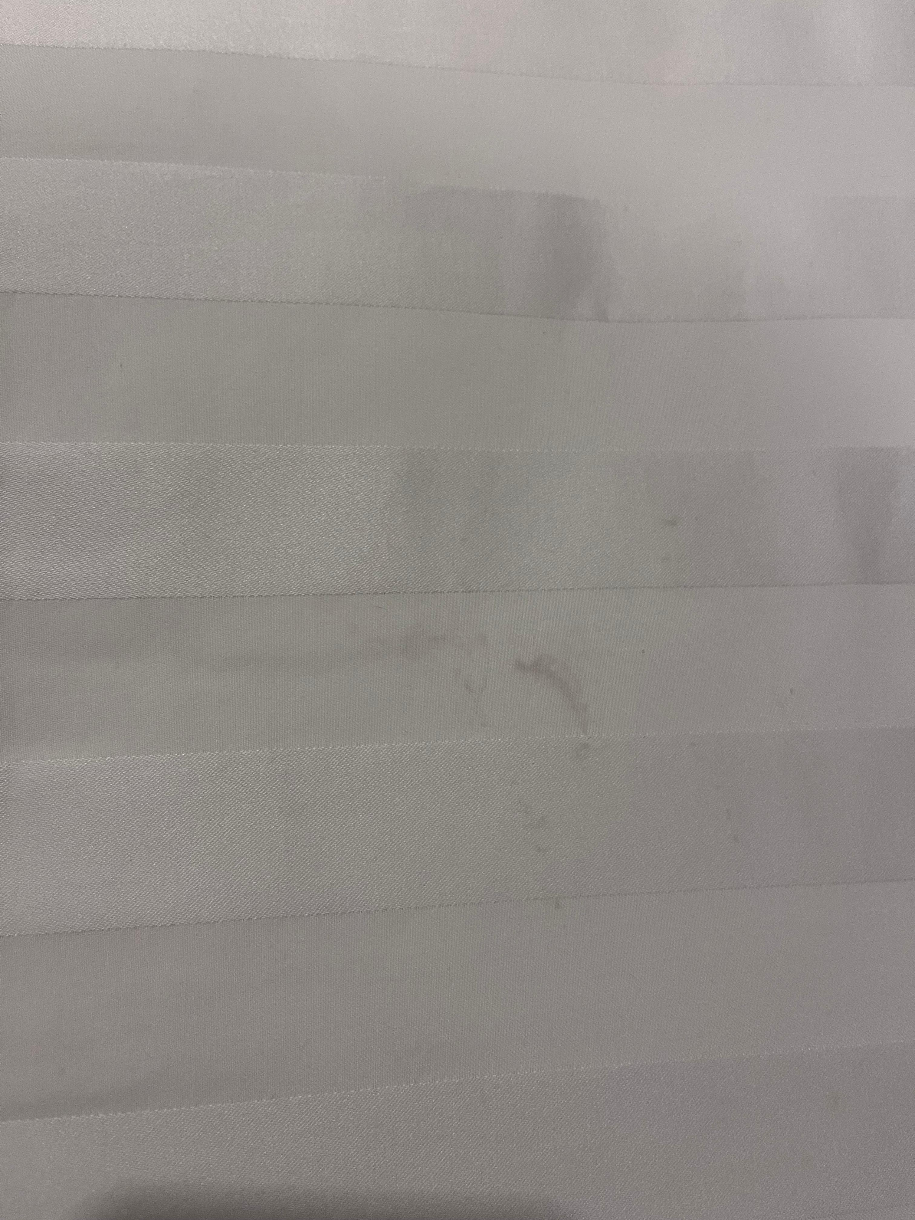 Lençol com manchas... parecia usado