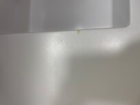 Gelbe Flecken auf der Armatur