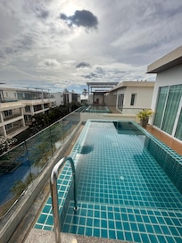4.Stock, Topfloor: Appartement mit 2 Schlafzimmer en Suite, Küche, Wohnzimmer und Privatpool